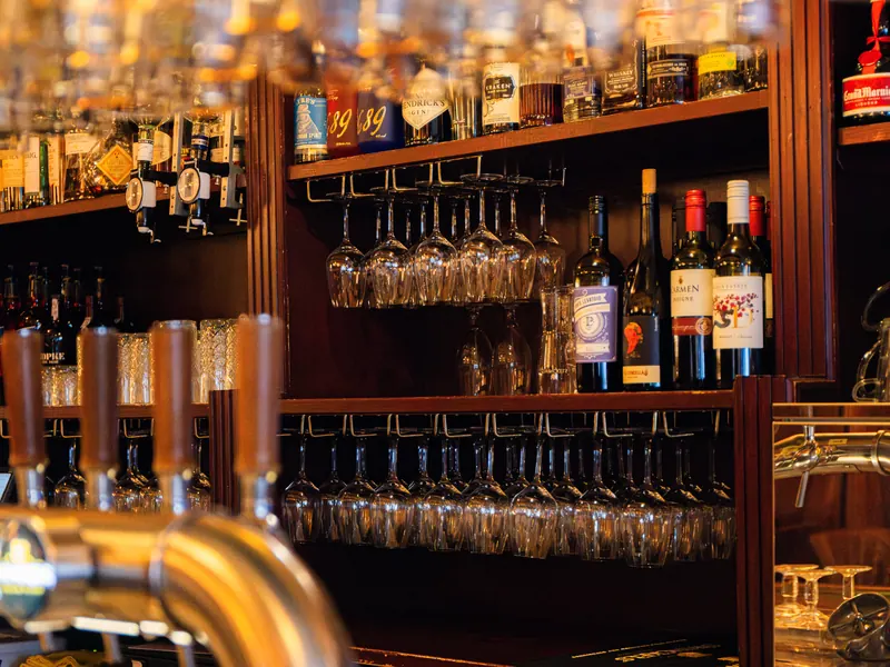 Biertaps voor de flessen- en glazenwand van de bar.
