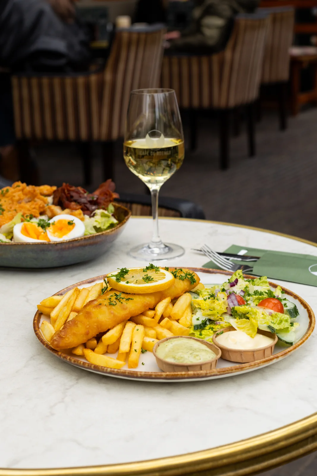 Fish en chips met salade bij Café de Roemer.