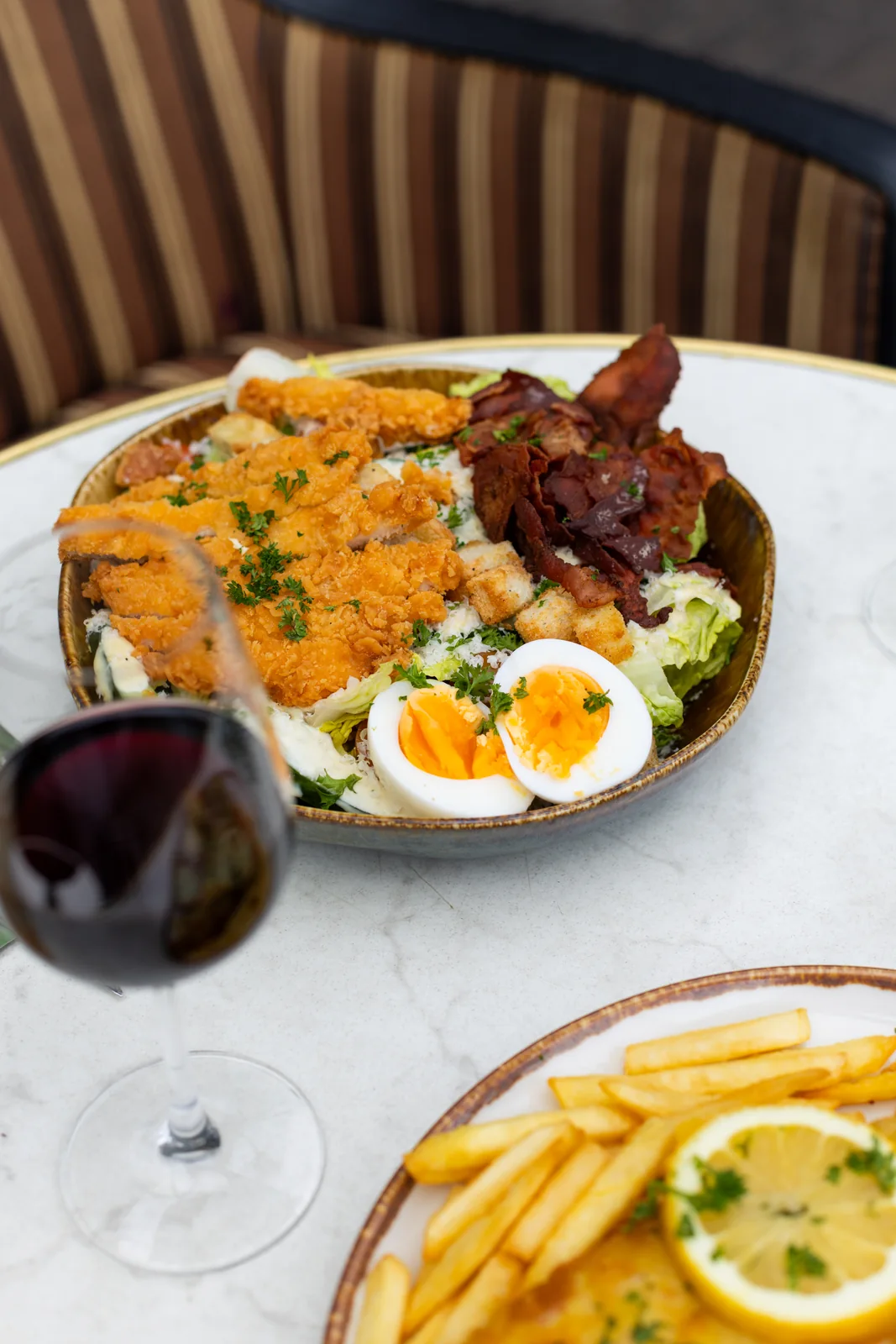 Caesarsalade met kip, bacon en ei bij Café de Roemer.