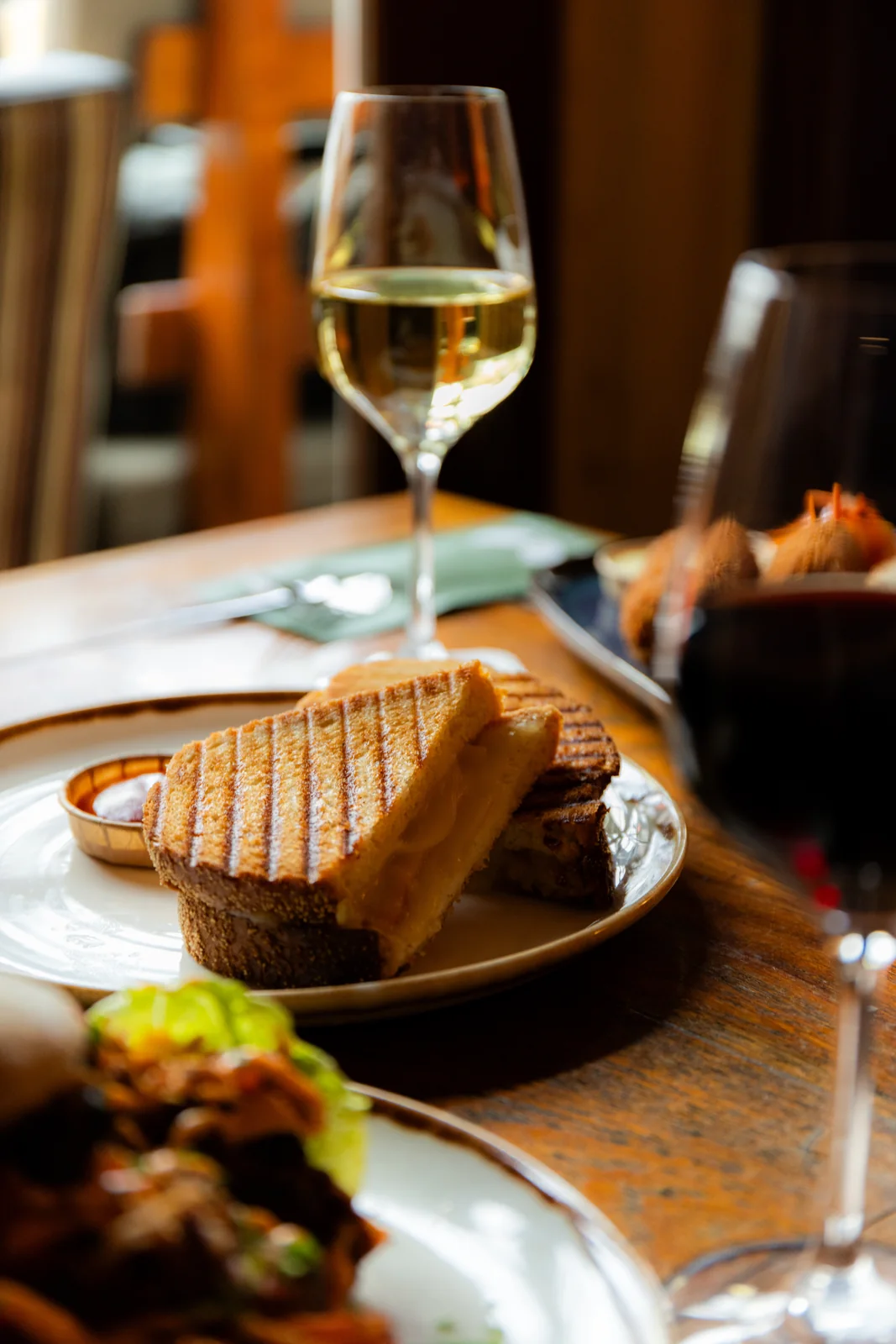 Tosti met gesmolten kaas bij Café de Roemer.